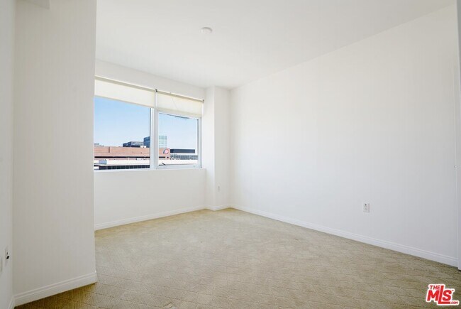 Building Photo - 3785 Wilshire Blvd