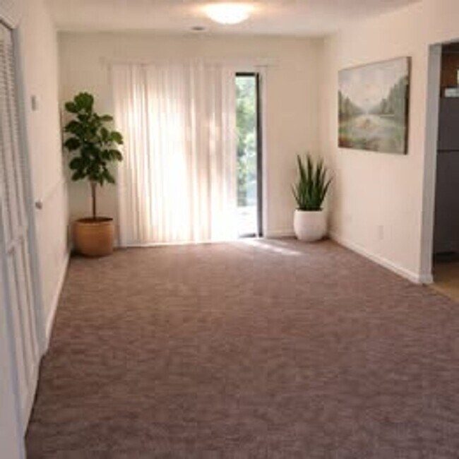 Building Photo - 2093 Lenoa Ln