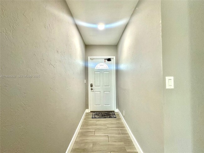 Building Photo - 912 NE 9th Ct