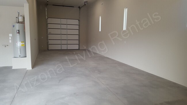 Building Photo - BEAUTIFUL RV GARAGE HOME