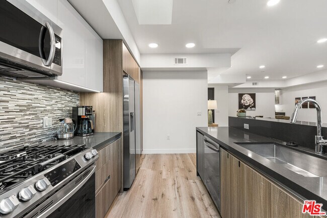 Building Photo - 4806 Sylmar Ave