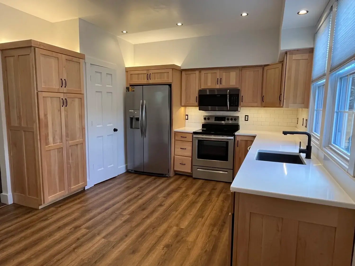 Building Photo - 723 E 10th St