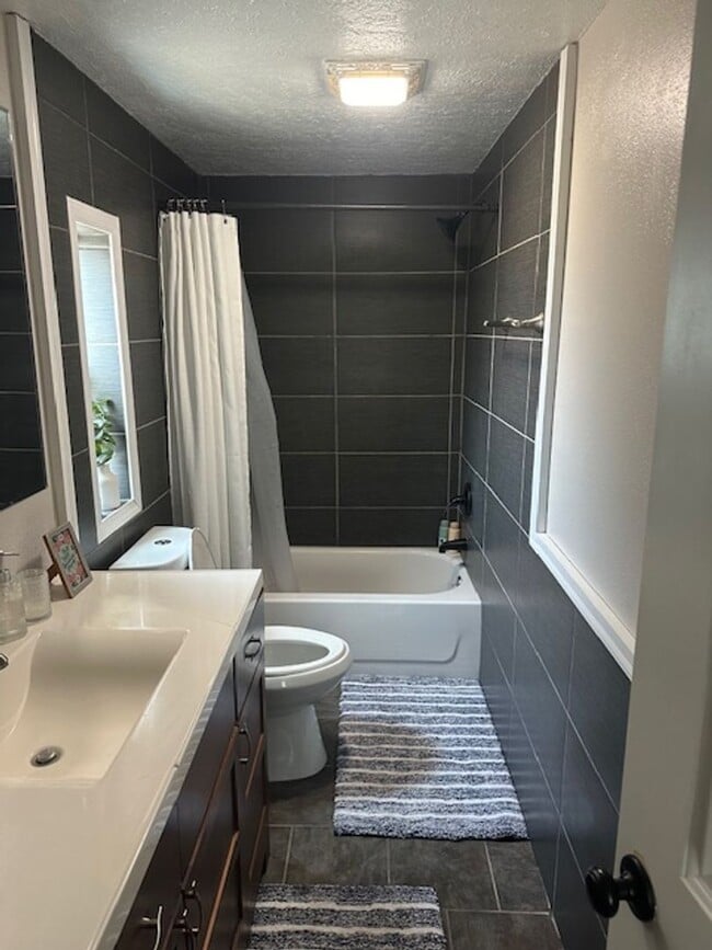 Building Photo - Very nice 3 Bedroom 2 bath home in Del Mar...
