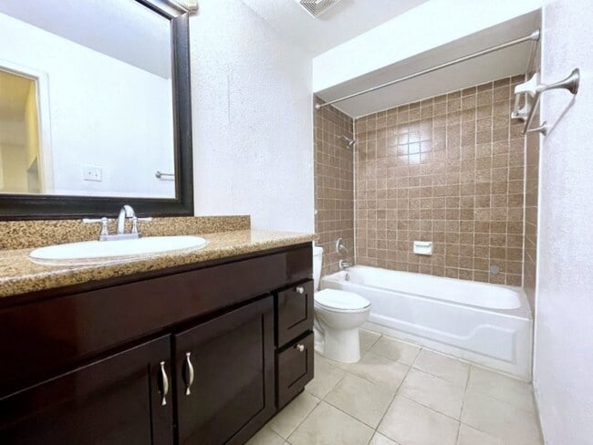 Building Photo - 752 Memorial Mews St