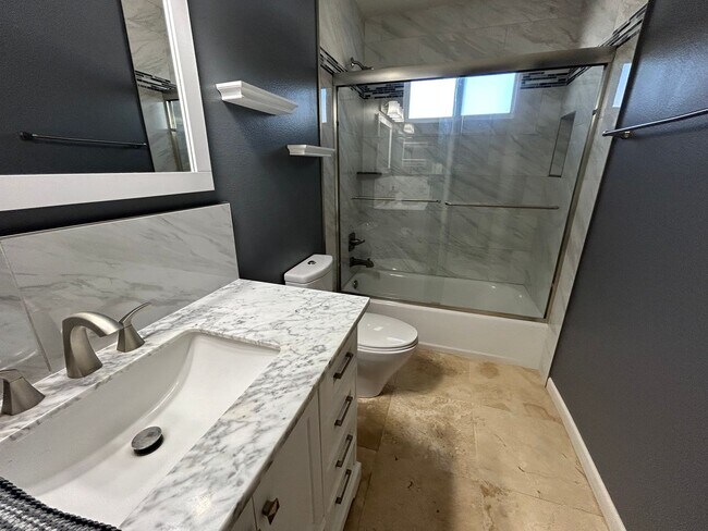 Building Photo - 4 Bedroom 3 Bathroom Parkway Manor 2 Home