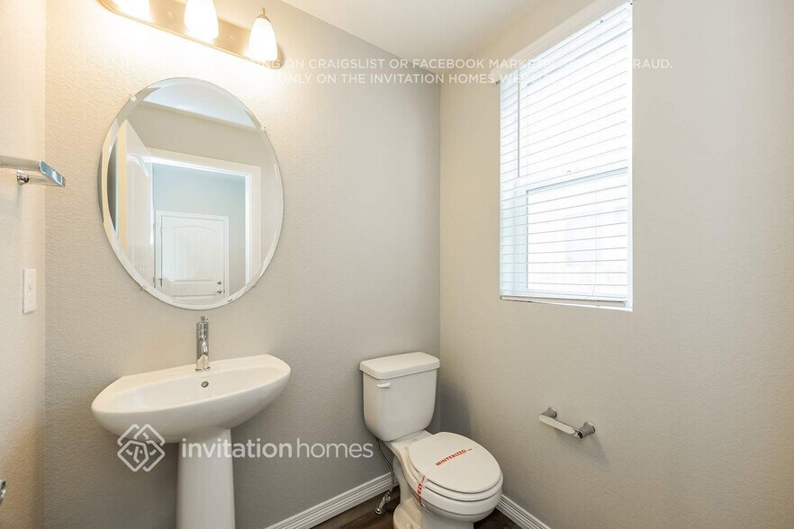 Building Photo - 11480 Sanderling St