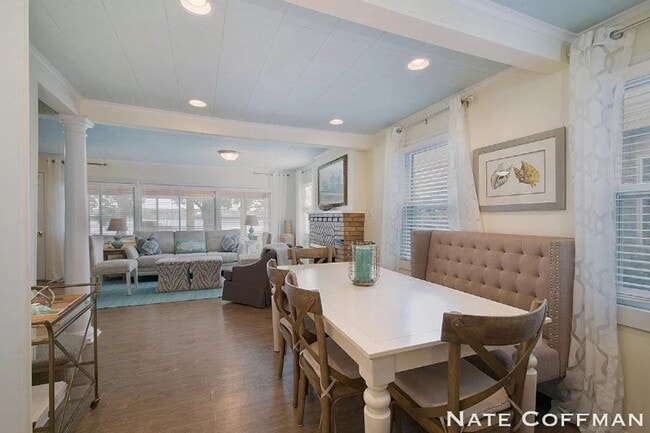 Building Photo - Lakefront 4 bed 2 bath home