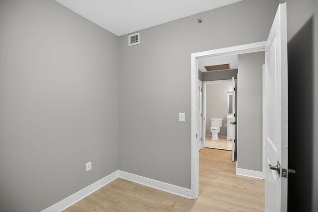 Building Photo - One Bed One Bath Condo in Tenleytown