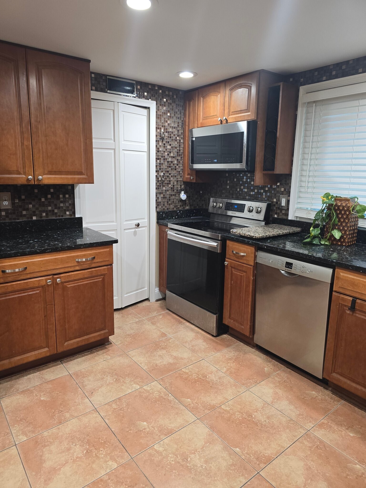 Building Photo - 602 Sugarland Run Dr