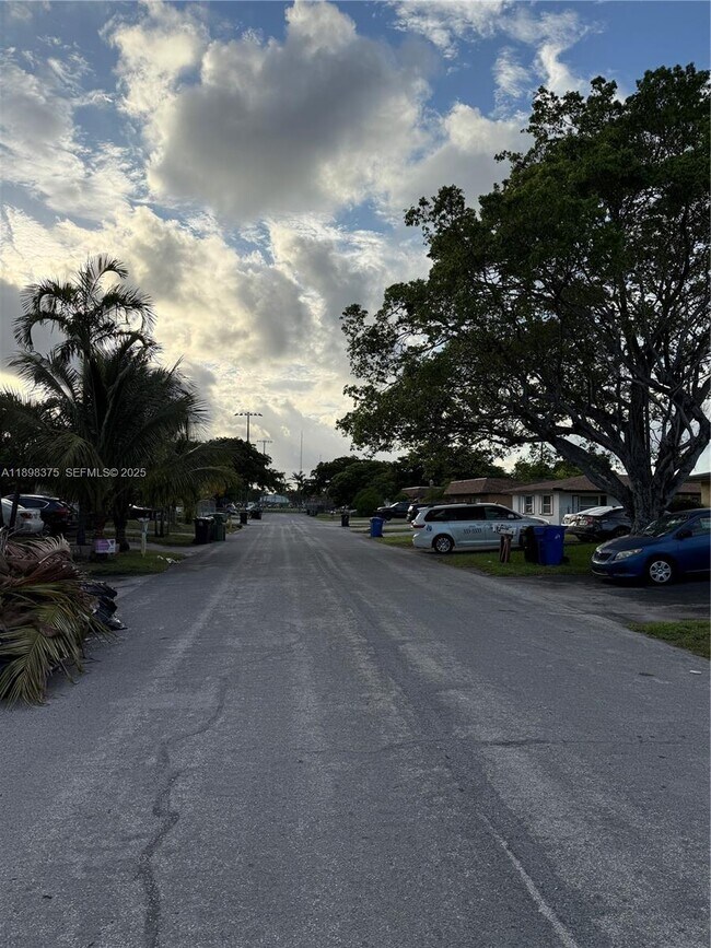 Building Photo - 1450 NW 20th Ct