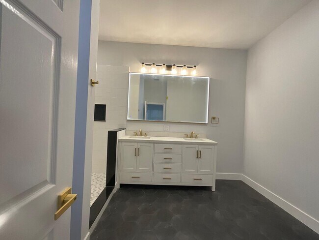 Building Photo - Luxury-Style 3BR Home in Prime West Palm Beach Location