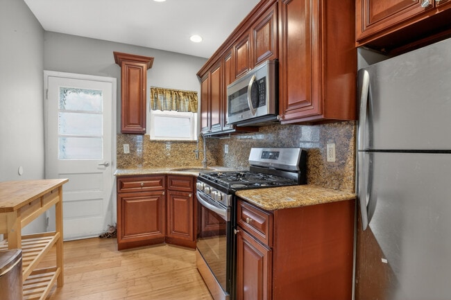 Building Photo - 419 McClellan St