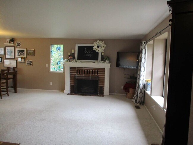 Building Photo - 3 Bedroom, 2.5 bathroom split level home in University Place