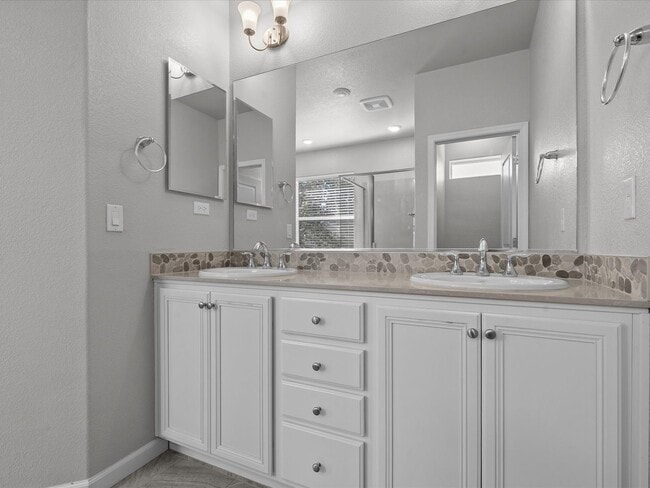 Building Photo - Move in Ready in the Heart of Reno