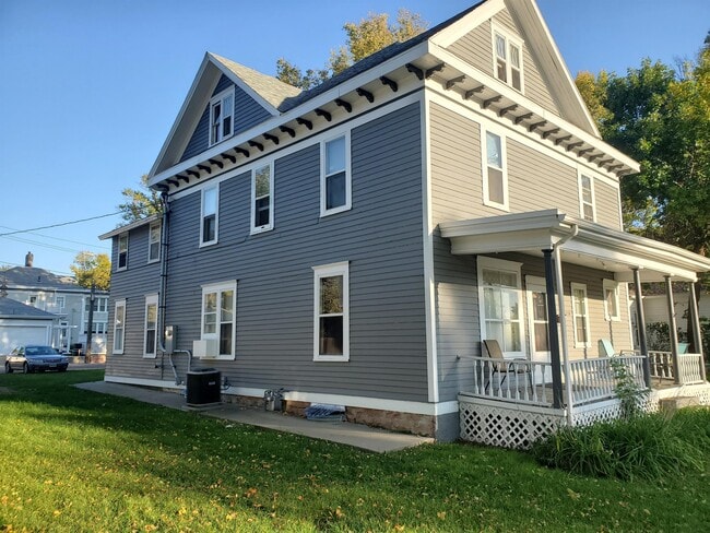 Building Photo - 220 N Prairie Ave