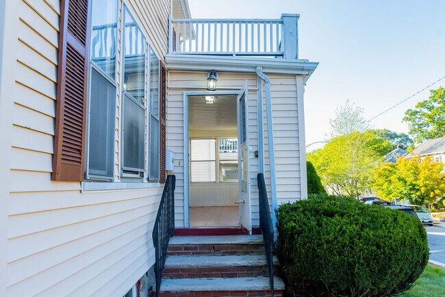 Building Photo - 204 Maple St