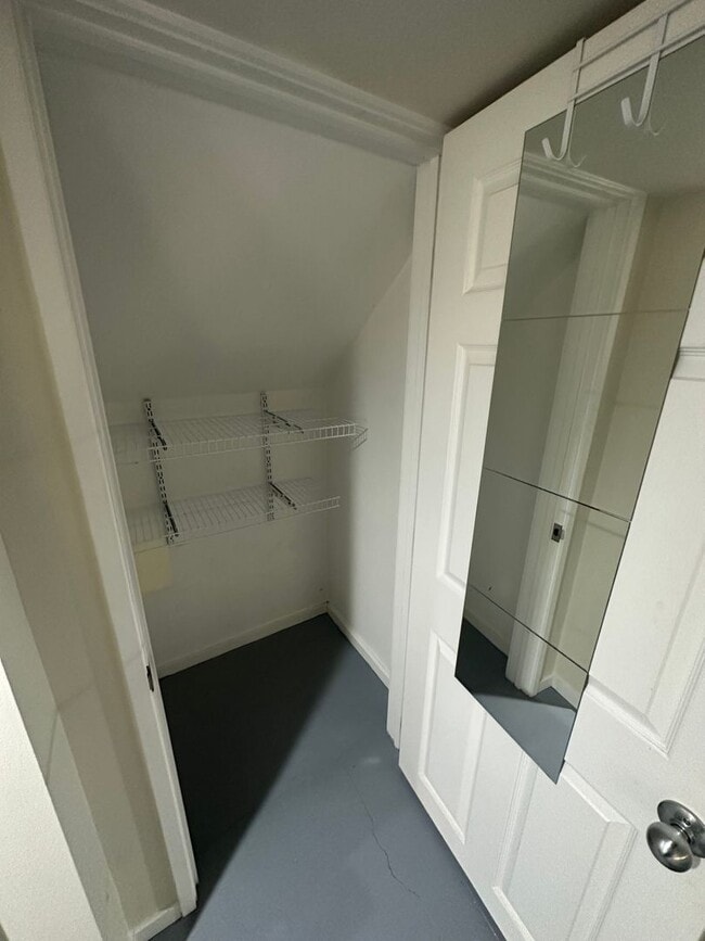 Building Photo - Spacious One Bedroom in Prime Capitol Hill...