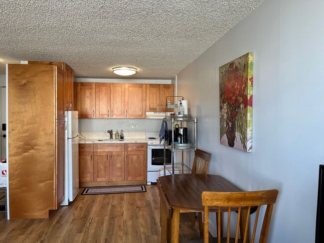 Building Photo - Kewalo Gardens 1 bedroom, 1 bath unit w/ 1...