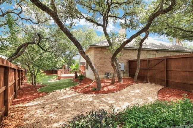 Building Photo - 5 Willow Heights Dr