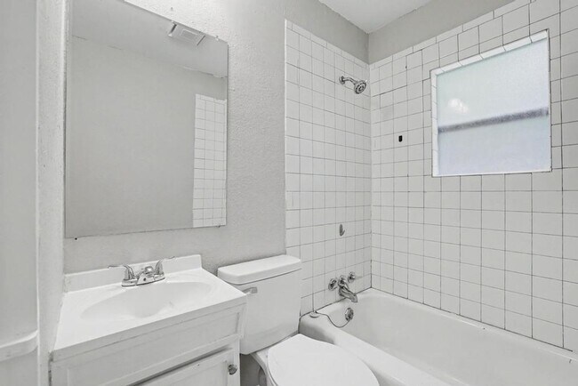 Building Photo - Cute & Clean Home with Large Fenced Yard Pet Friendly!