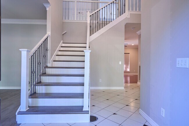 Building Photo - Mission Ridge beauty-4 bedroom 3 1/2 bath-...
