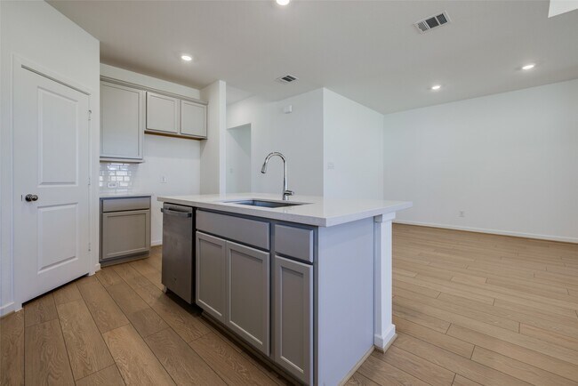 Building Photo - 9711 Westminster Mnr Dr