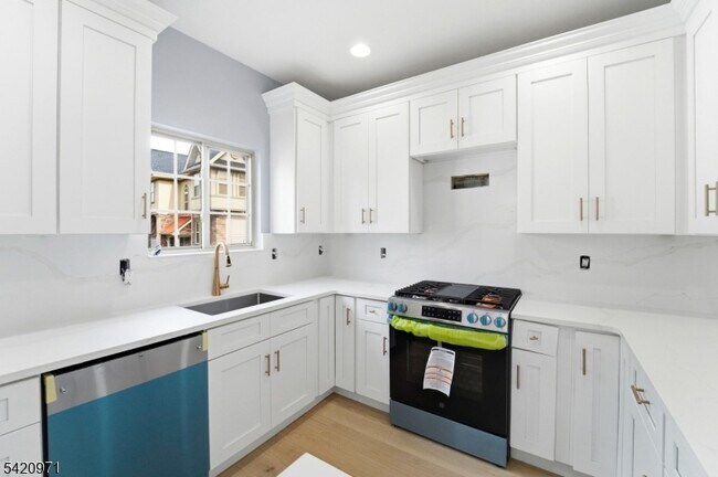 Building Photo - 704 Green Ln