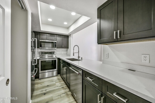 Building Photo - 5606 E Kelton Ln