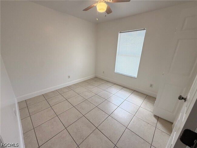 Building Photo - 700 W 12th St