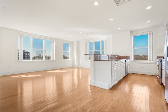 Building Photo - 116-128-128 Rantoul St