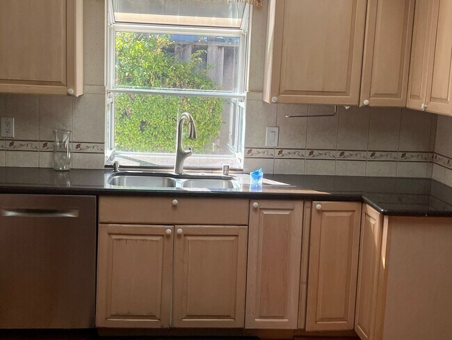 Building Photo - FURNISHED SHORT TERM 6 MONTH MINIMUM STAY