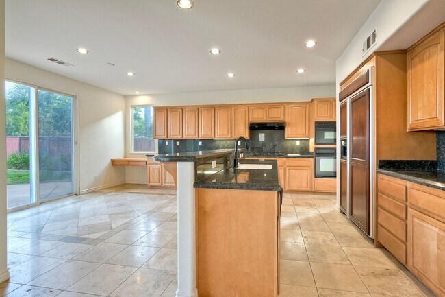 Building Photo - Executive Home with Views!