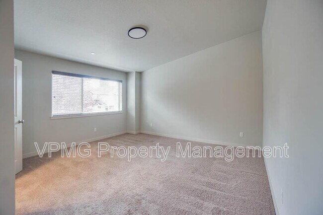 Building Photo - 137 N 44th Pl