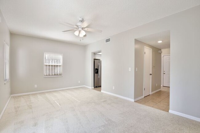 Building Photo - Cozy 2/2.5 Spacious Townhome with 2 Master...