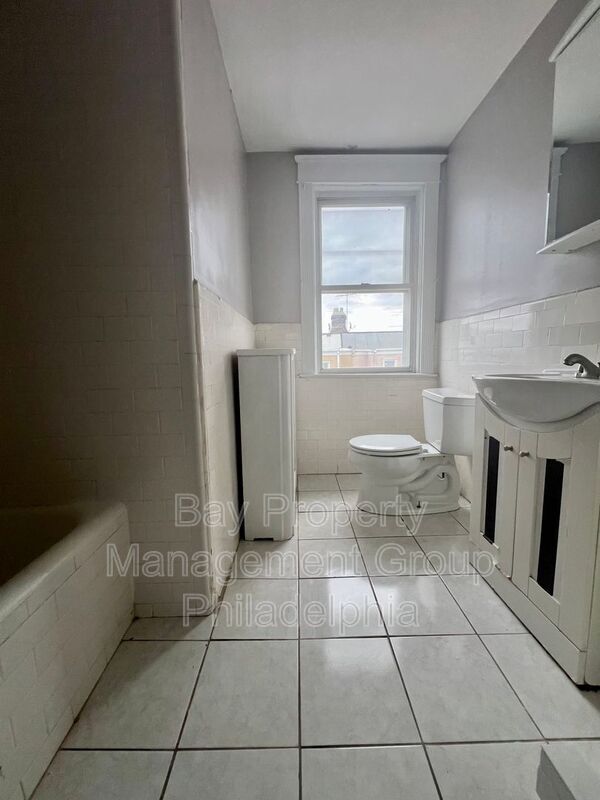 Building Photo - 239 Long Ln