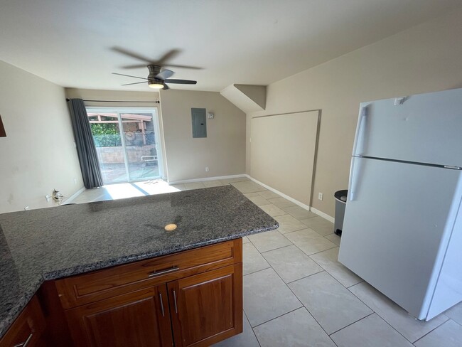 Building Photo - 3 bed/2 bath unit in Salt Lake!