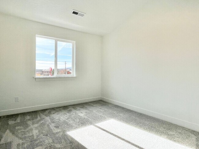 Building Photo - Bright & Beautiful Townhome in American Fork!
