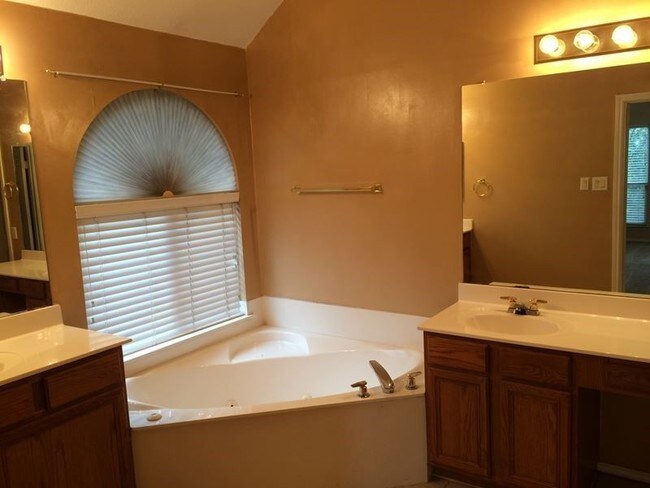 Building Photo - 746 Treaty Oak