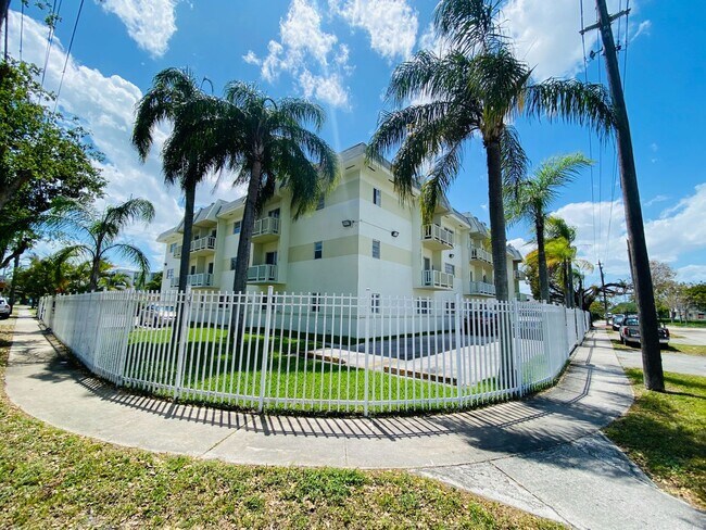 Building Photo - Marbella 305