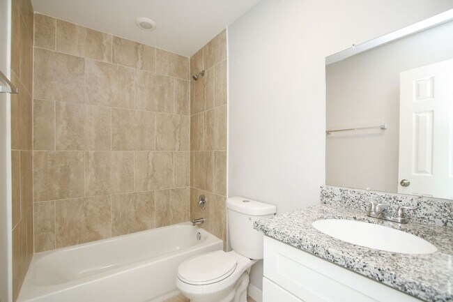 Building Photo - For Lease-Housing Vouchers Accepted | 3 Bed, 2 Bath | 1,150 Sq Ft | Warwick Place |