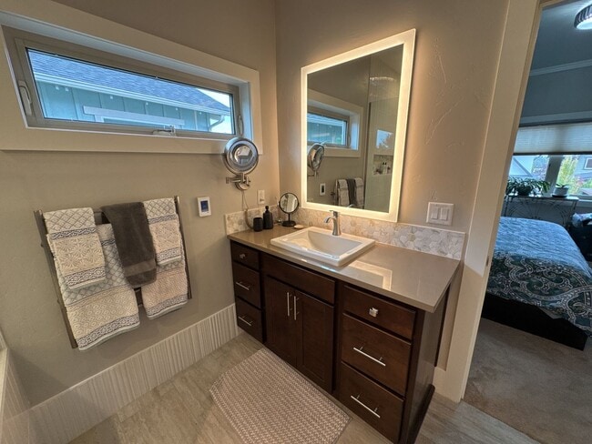 Building Photo - FULLY FURNISHED ALL-INCLUSIVE STUNNING HOM...