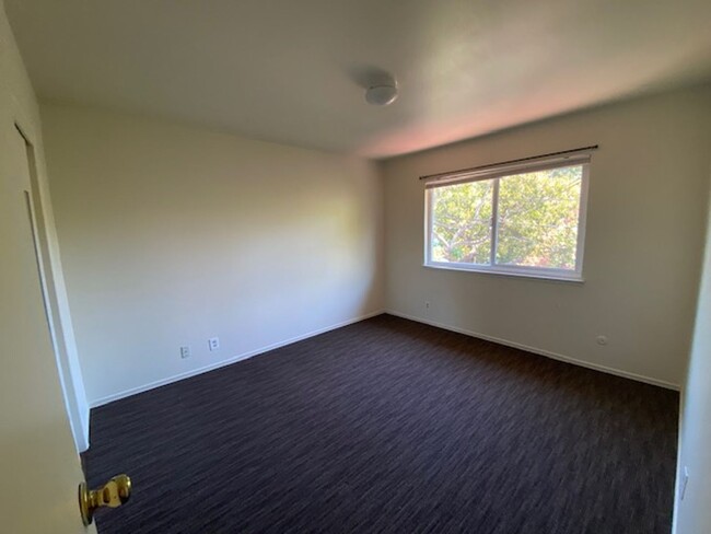 Building Photo - 3158 Moorpark Ave