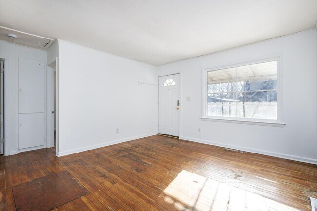 Building Photo - 621 E Meyers Ave