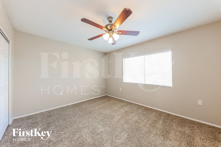 Building Photo - 4826 W Paradise Ln