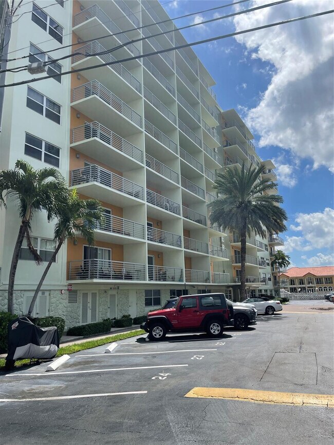 Building Photo - 2900 NE 30th St