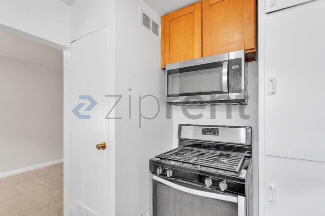 Building Photo - Unit 5