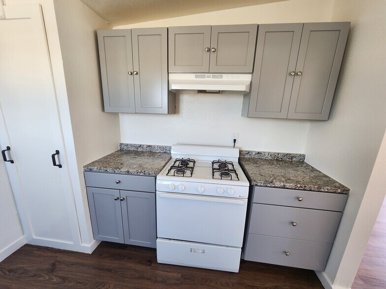 Kitchen - 6060 Abronia Ave