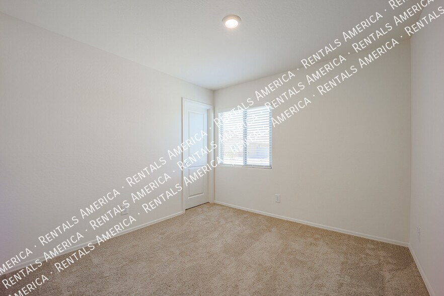 Building Photo - 466 W Black Hawk Pl