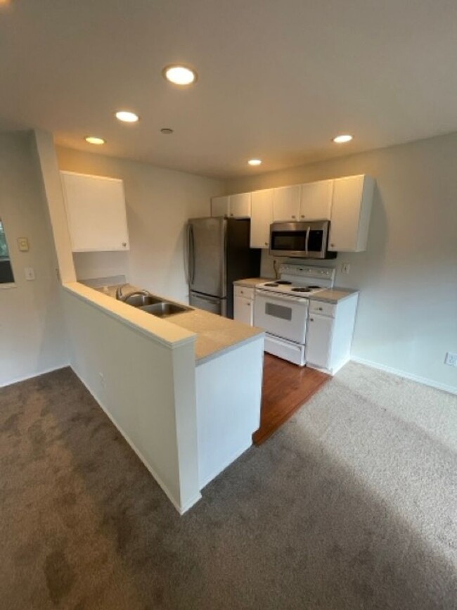 Building Photo - Warm and Cozy 2 bedroom Condo for Rent in ...