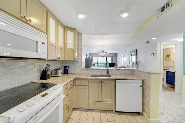 Building Photo - 10310 S Ocean Dr